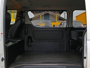 ハイエースバン内装架装　車中泊　ベッド　キャンピングカー